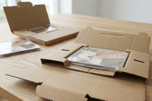 Medienverpackungen nebeneinander auf Tisch
